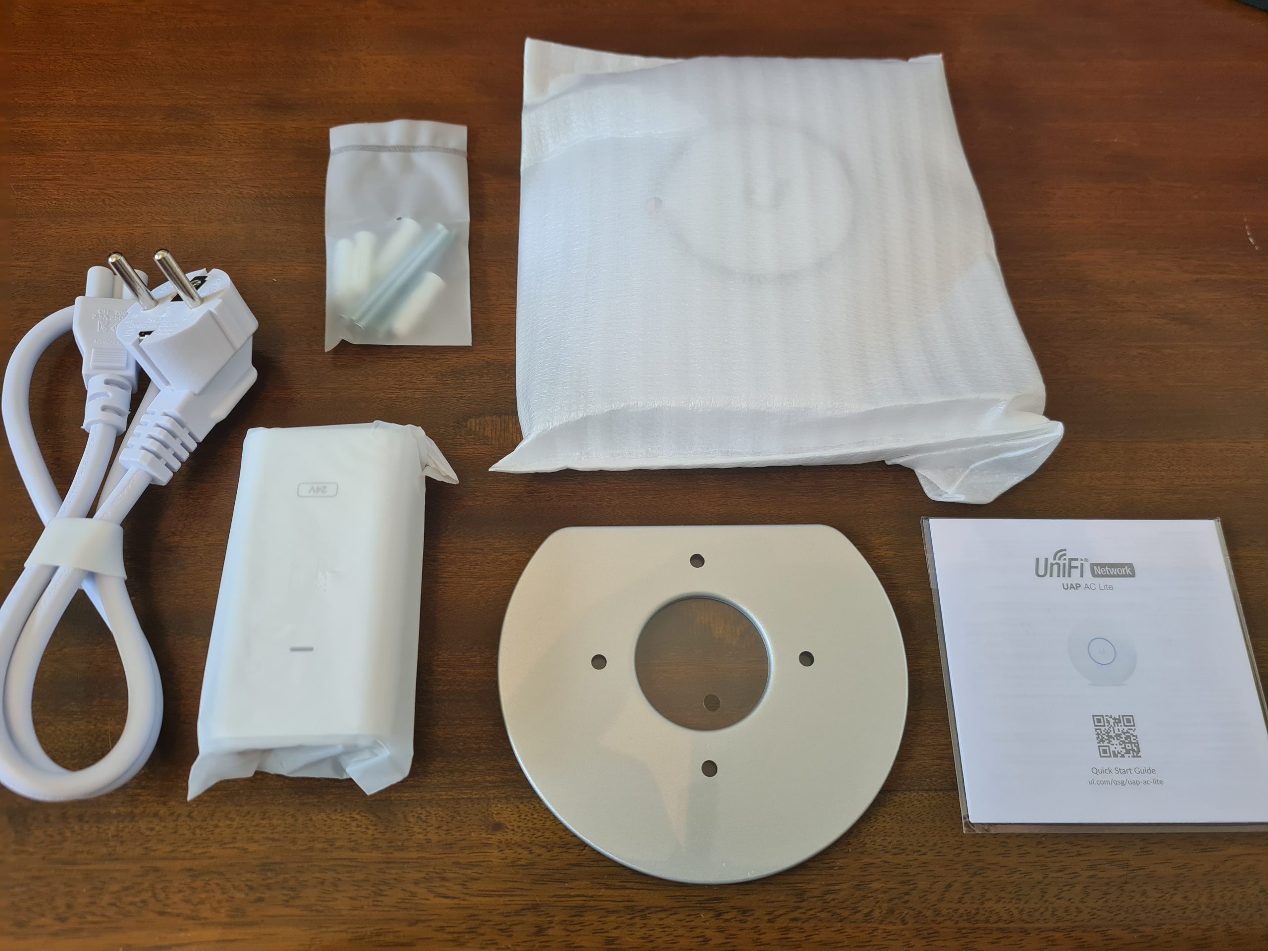 UniFi AP-AC-Lite Box Contents